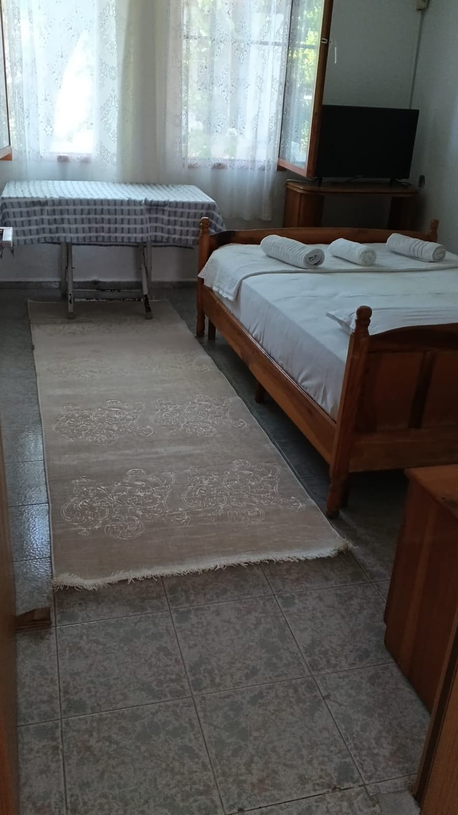 Pencereli ve televizyonlu iki kişilik oda