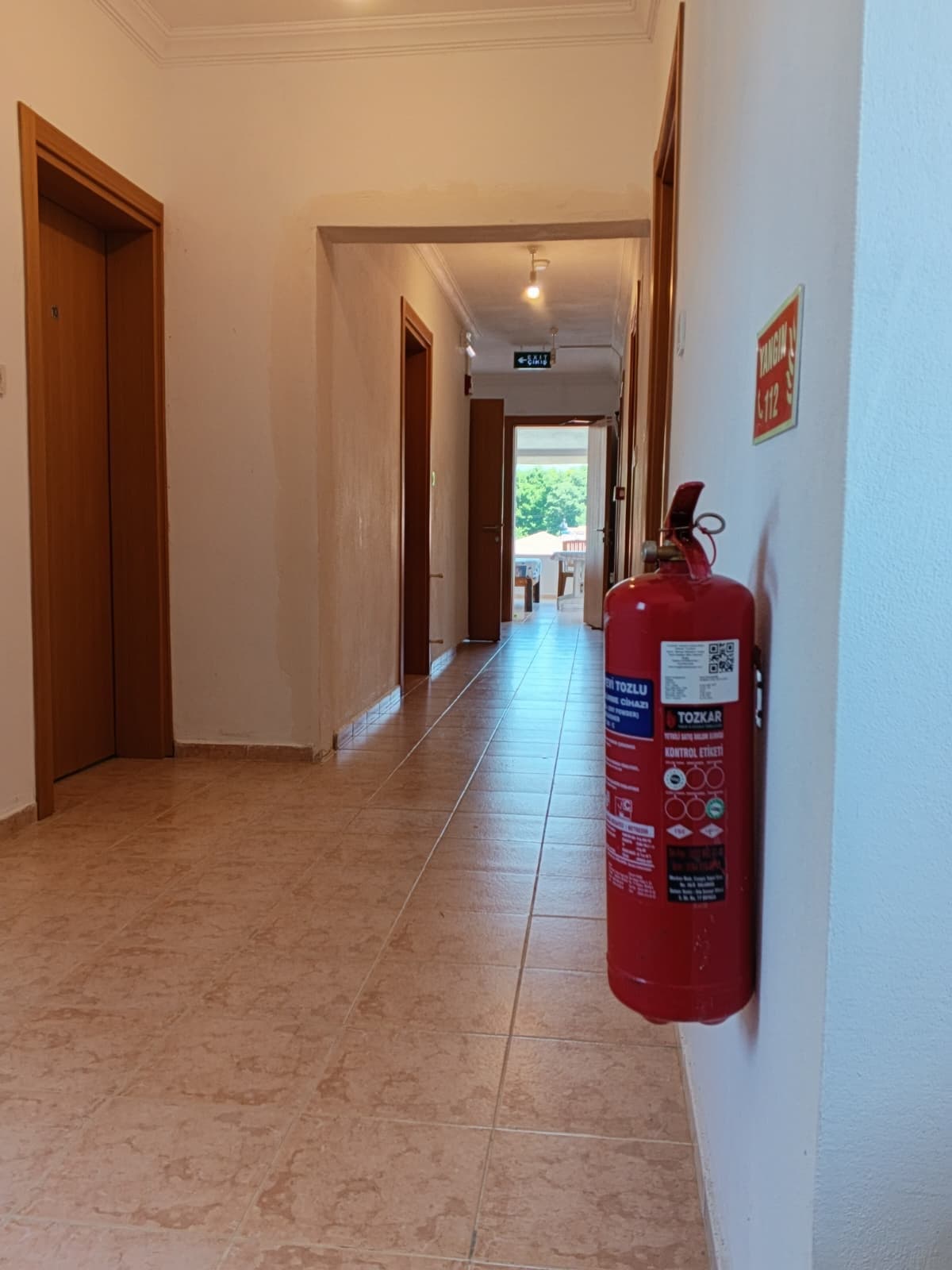 Akman Pansiyon oda koridoru ve güvenlik ekipmanı